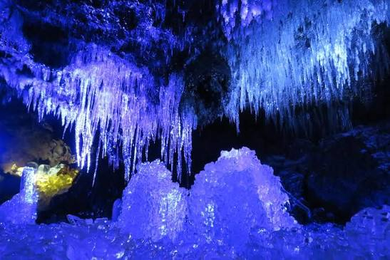 ライトアップされた氷柱が並ぶ氷穴の内部