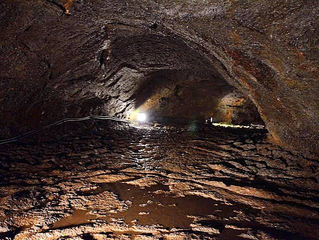 水が流れる溶岩トンネルの内部