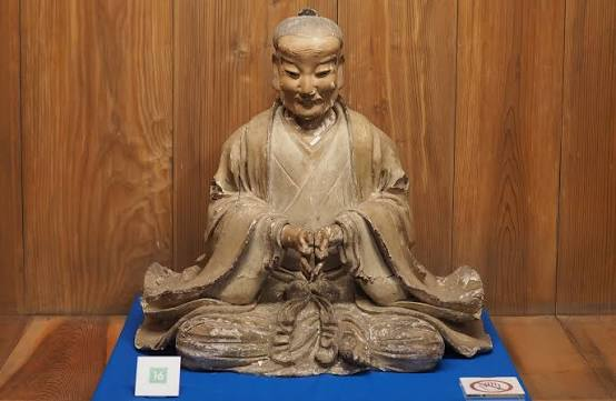 食行身禄と伝えられる、座した姿の木像