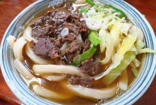 牛肉とキャベツがのった吉田のうどん